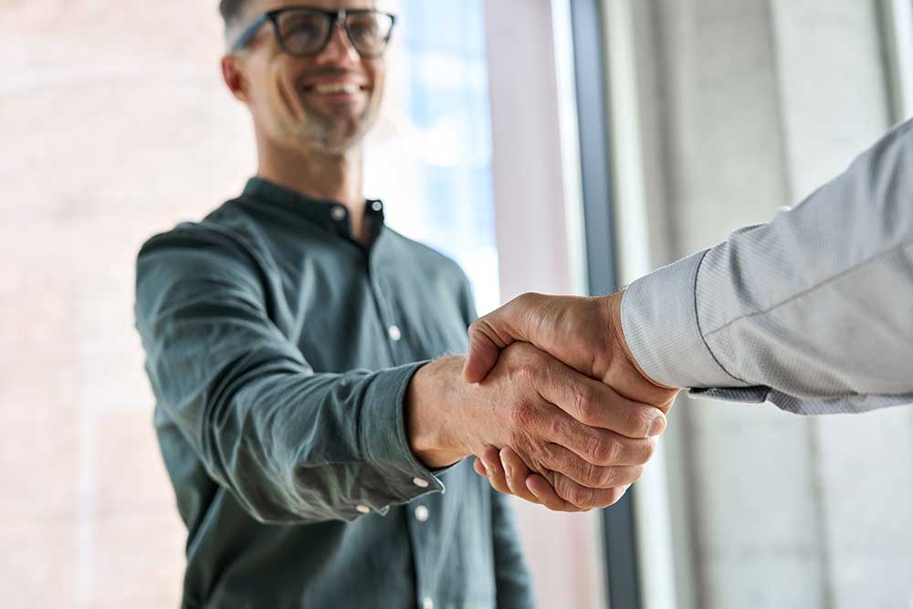 2 business men shaking hands